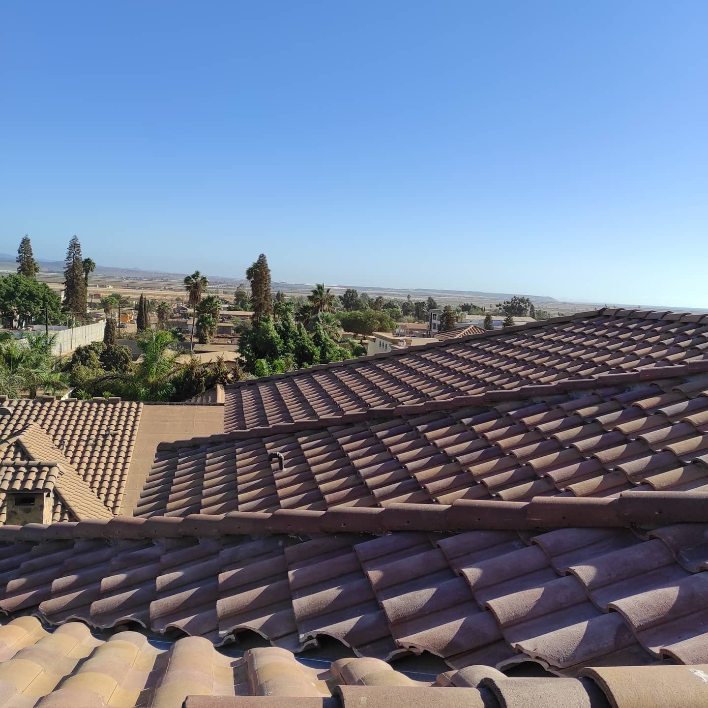 Installation of clay tiles